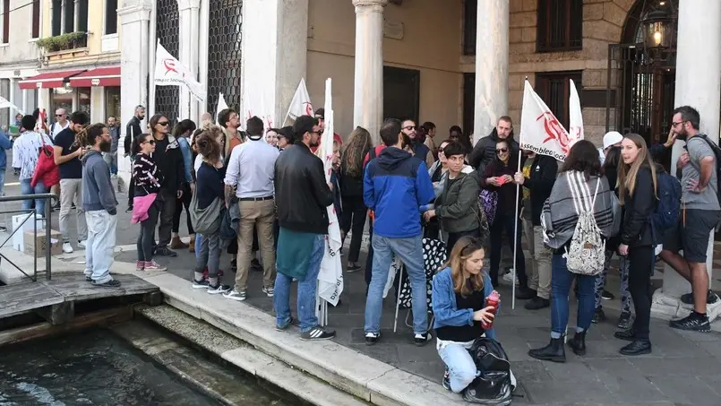 Interpress/M.Tagliapietra Venezia 10.10.2018.- Basta Sfratti. Occupazione sala consigliare di Cà Farsetti. Municipio. Tommaso Cacciari e compagnia.