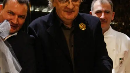 Agenzia Candussi, giornalista Vatrella. Inaugurazione ristorante Barkalà in Piazza Mercato 13 Marghera. nella foto il taglio del nastro con il dott. Faedi, vice direttore Eg News.