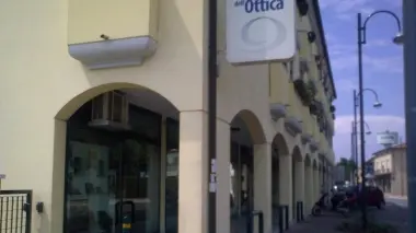 Il negozio svaligiato dai ladri