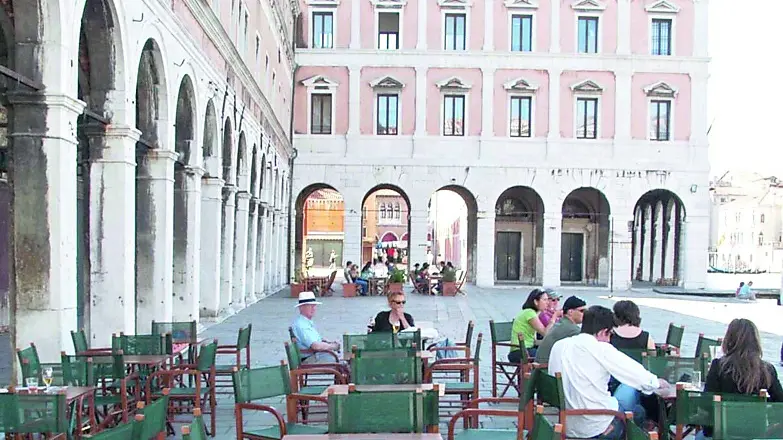 Il plateatico di un locale pubblico in Erbaria, nei pressi di Rialto