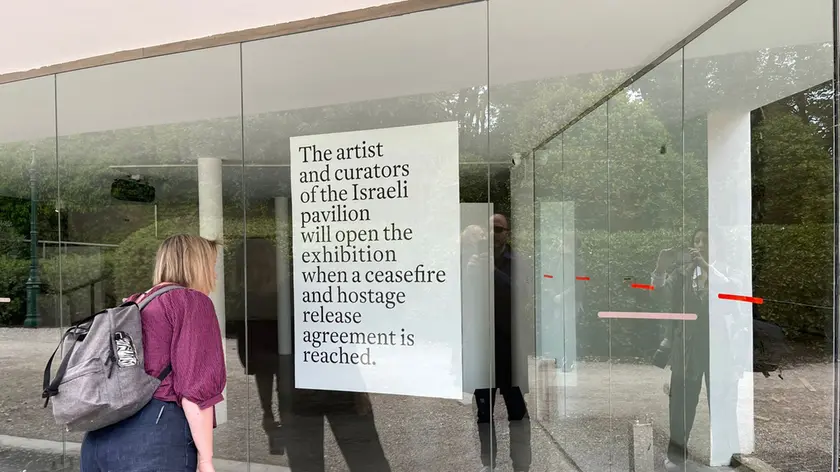 Il cartello che annuncia la chiusura del padiglione di Israele alla Biennale di Venezia
