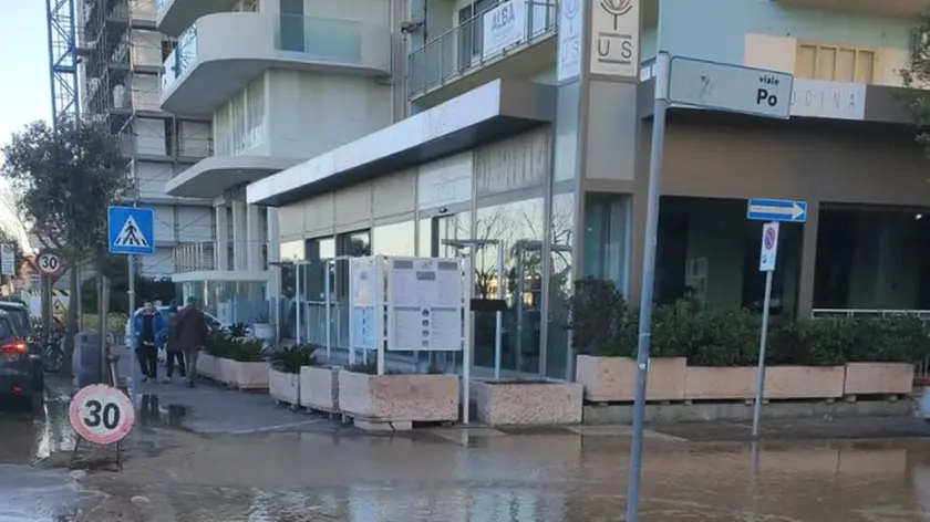 L'incrocio allagato nella foto pubblicata su Fb dal sindaco Armelao