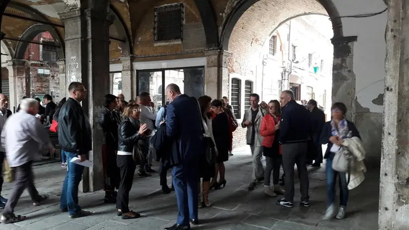 Pubblico, giudici, impiegati e avvocati fatti uscire dalla sede del tribunale civile a Rialto