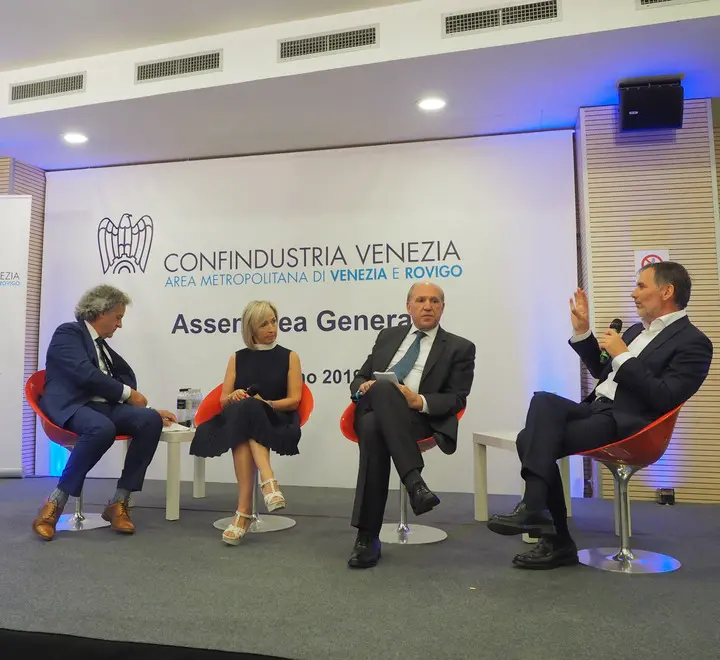 Fotoagenzia Candussi / Furlan / Centro Vega , Mestre / Assemblea generale confindustria Venezia e Rovigo, nella fotola tavola rotonda con da sinistra Finco, Piovesana, Gambato e Possamai