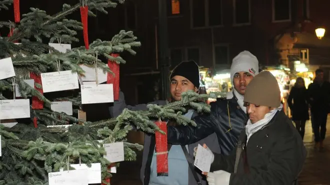 Interpress/Mazzega Piovato Venezia, 23.12.2013.- Campo San Geremia, albero di Natale con i desideri dei migranti..-