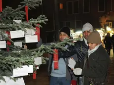 Interpress/Mazzega Piovato Venezia, 23.12.2013.- Campo San Geremia, albero di Natale con i desideri dei migranti..-