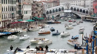 Due vedute di taxi acquei in Canal Grande durante una protesta di motoscafisti Ora la categoria è nel mirino dell’Agenzia delle Entrate