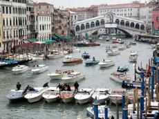 Due vedute di taxi acquei in Canal Grande durante una protesta di motoscafisti Ora la categoria è nel mirino dell’Agenzia delle Entrate