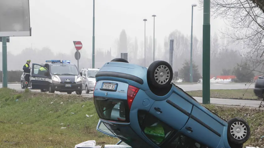 GIORNALISTA: CHIARIN.AGENZIA FOTO: Candussi.LUOGO: Rotonda Caravaggio - Mestre.DESCRIZIONE: Incidente con capovolgimento dell'auto