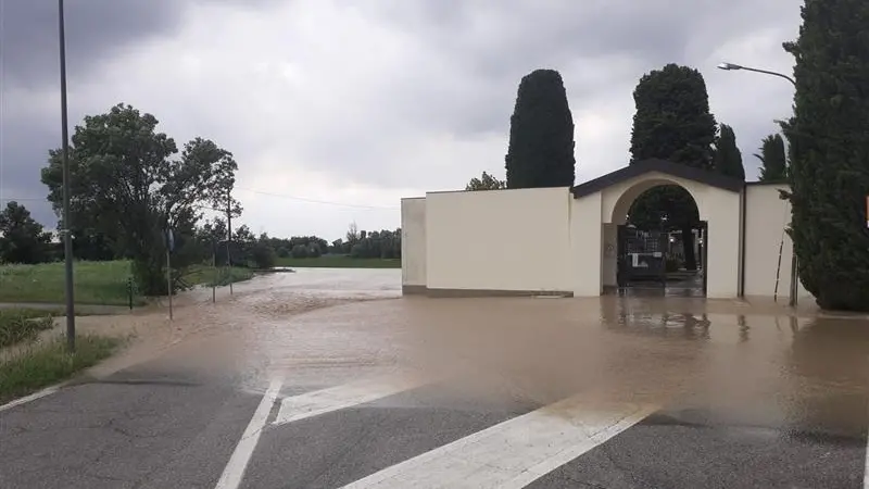 Acqua in cimitero