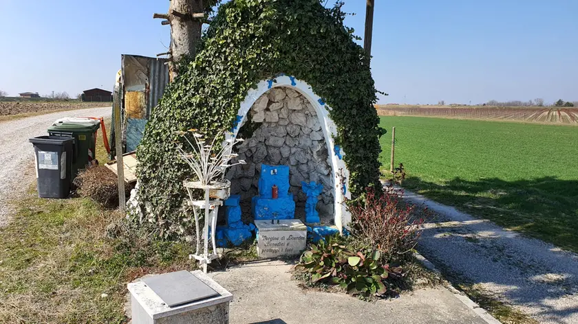 La teca vuota che custodiva la madonnina