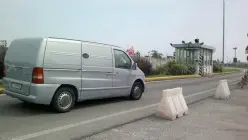 Il furgone delle pompe funebri all'ingresso del Petrolchimico