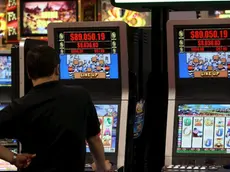 Un uomo gioca con una slot machine in una foto d'archivio. ANSA / YM YIK .