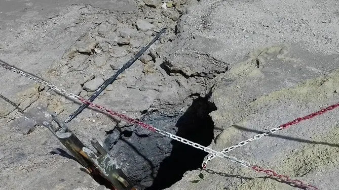 Il cratere della Solfatara di Pozzuoli dove tre persone sono morte all'interno del cratere a Pozzuoli (Napoli), 12 settembre 2017. ANSA