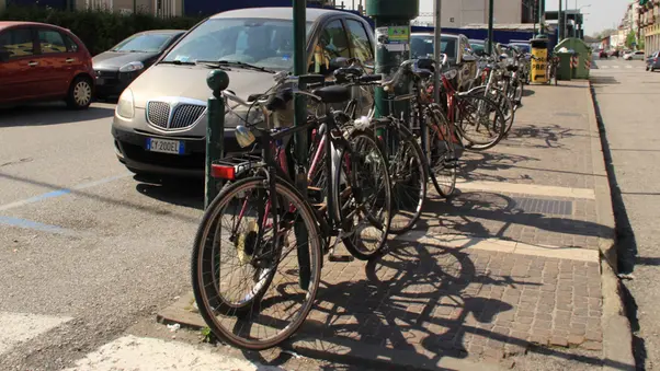 Biciclette parcheggiate in ogni angolo nei pressi della stazione FS Ve.Mestre