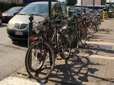 Biciclette parcheggiate in ogni angolo nei pressi della stazione FS Ve.Mestre
