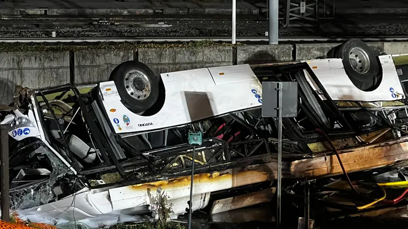 Il pullman dopo il volo dal cavalcavia di Mestre. Nella strage morirono sul colpo 21 persone