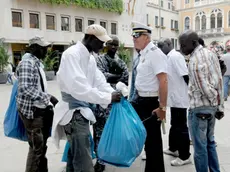 Un'immagine d'archivio mostra un vigile urbano impegnato in un'operazione contro il commercio ambulante abusivo nelle calli del centro storico a Venezia. ANSA / ANDREA MEROLA