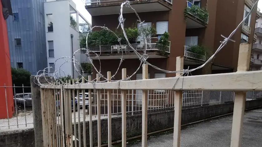 In via Carducci gli abitanti si attrezzano con il filo spinato per impedire a sbandati ubriachi e drogati di dormire e bivaccare all’interno dei cortili