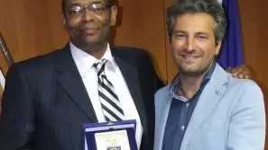 GRANDE EX. Dulaine Harris (a sinistra) premiato da Raffaele Speranzon