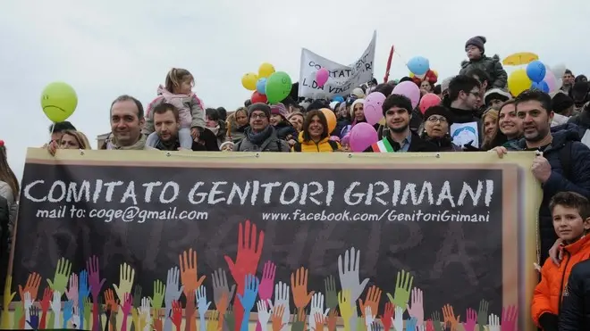 Interpress/Mazzega Morsego Venezia, 15.02.2014.- Stazione Santa Lucia, protesta genitori per i tagli ai fondi per la pulizia e sorveglianza nelle scuole.- Nella foto dalla stazione alla stazione circa 2000 persone protestano con un girotondo
