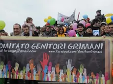 Interpress/Mazzega Morsego Venezia, 15.02.2014.- Stazione Santa Lucia, protesta genitori per i tagli ai fondi per la pulizia e sorveglianza nelle scuole.- Nella foto dalla stazione alla stazione circa 2000 persone protestano con un girotondo
