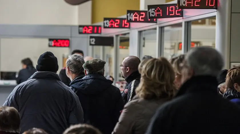 15/01/2014 Roma, Code allo sportello AMA per il saldo del conguaglio della tassa TARES e TASI. Nella foto l'affollamento dell'ufficio AMA di via Capo d'Africa