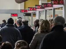 15/01/2014 Roma, Code allo sportello AMA per il saldo del conguaglio della tassa TARES e TASI. Nella foto l'affollamento dell'ufficio AMA di via Capo d'Africa