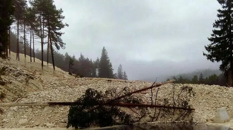 Una nuova frana provocata dalle intense piogge di queste ore ha bloccato la statale 51 di Alemagna in località Acquabona, alle porte di Cortina. Il fronte di terra e sassi caduto, secondo le segnalazioni dei vigili del fuoco, è di circa 30 metri..ANSA/VIGILI DEL FUOCO ANSA PROVIDES ACCESS TO THIS HANDOUT PHOTO TO BE USED SOLELY TO ILLUSTRATE NEWS REPORTING OR COMMENTARY ON THE FACTS OR EVENTS DEPICTED IN THIS IMAGE; NO ARCHIVING; NO LICENSING