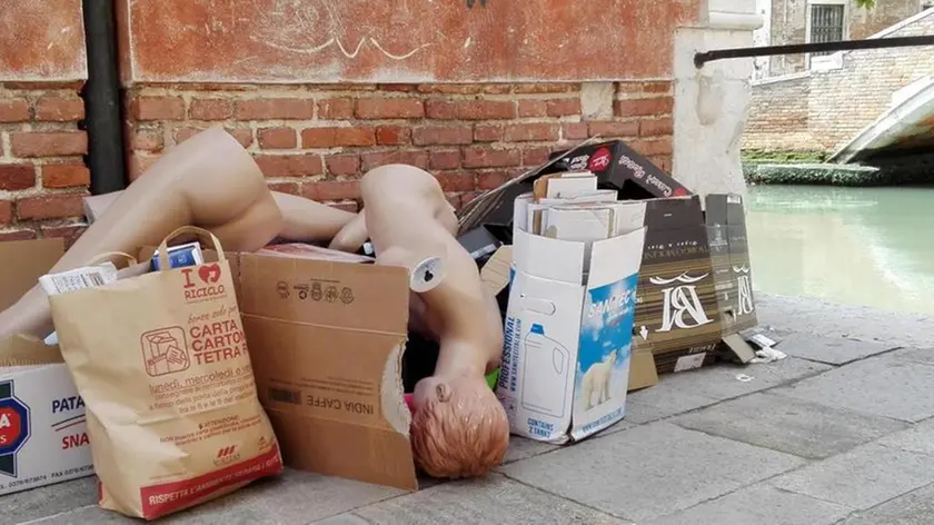 I rifiuti abbandonati in una calle di Venezia durante lo sciopero dei netturbini, 30 maggio 2016..ANSA/Nardi Roberto