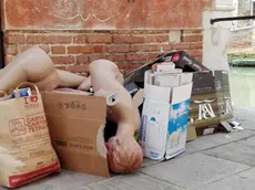 I rifiuti abbandonati in una calle di Venezia durante lo sciopero dei netturbini, 30 maggio 2016..ANSA/Nardi Roberto