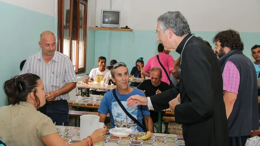 GIORNALISTA: Scattolin.AGENZIA FOTO: Candussi.LUOGO: Mestre.DESCRIZIONE: visita del patriarca Moraglia alla mensa dei poveri in via dei Battuti a Mestre