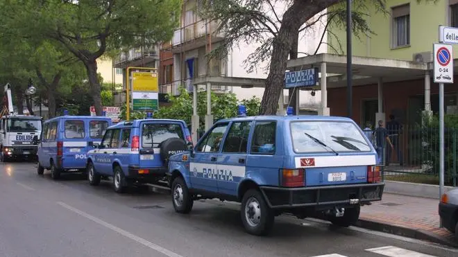 Jesolo (VE):.I mezzi della polizia in commissariato dopo l'irruzione ai giostrari vicinol'Acqualandia..10/07/2001 © Light Image Studio..Mion.