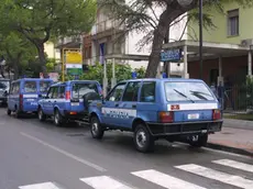 Jesolo (VE):.I mezzi della polizia in commissariato dopo l'irruzione ai giostrari vicinol'Acqualandia..10/07/2001 © Light Image Studio..Mion.