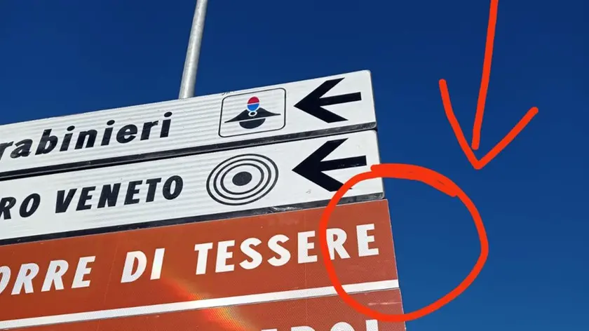 Tessera con la sua torre è diventata Tessere nel cartello della segnaletica stradale