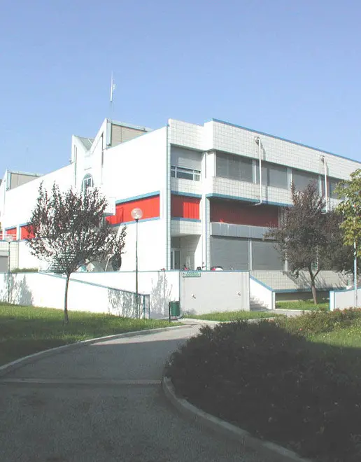 Mirano (VE):.Esterno nuovo padiglione ospedale di Mirano..23/10/00 (c) Light Image Studio..Morsego.