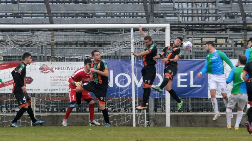 Interpress/Mazzega Cruccu Venezia, 05.01.2014.- Calcio, Venezia/Feralpisalo.- Nella foto il gol subito dal Venezia