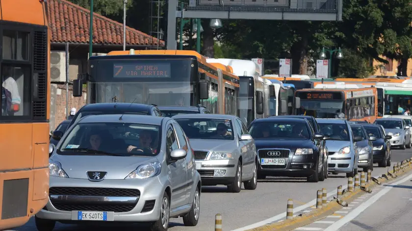 Coda a piazzale Roma (foto d'archivio)