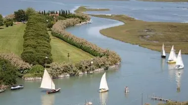SPETTACOLO. Una suggestiva immagine di Vela Raid, l’altro appuntamento organizzato dal Circolo Velico Casanova Durante la festa per Velalonga (poi bloccata per la bora) si sono svolte le premiazioni di questa eccezionale regata