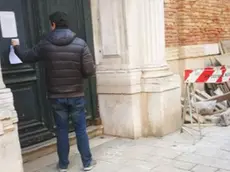 Uno dei volantini anonimi affissi sulla porta della chiesa di San Zulian