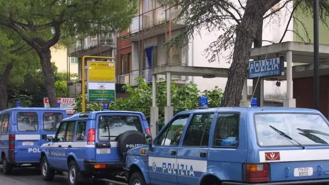 Jesolo (VE):.I mezzi della polizia in commissariato dopo l'irruzione ai giostrari vicinol'Acqualandia..10/07/2001 © Light Image Studio..Mion.