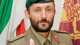 A sinistra il tenente Riccardo Bucci Qui sopra due lagunari davanti alla casa di Dolo
