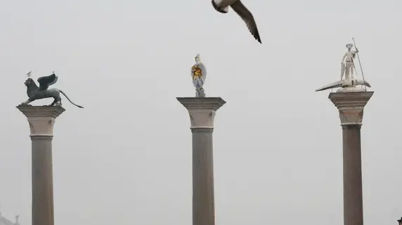 Fotomontaggio di come apparirebbe la piazzetta San Marco con tutte e tre le "sue" colonne
