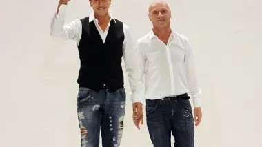 Gli stilisti Dolce e Gabbana e a destra il tribunale di Rialto