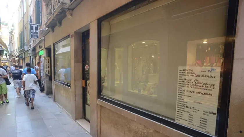 Interpress/M.Tagliapietra Venezia 05.08.2015.- Chiusi 2 negozi di alimentari in Frezzeria. Nella foto il negozio di alimentari al civico San Marco 1160