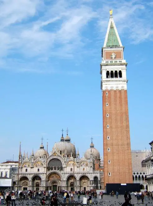 20080326 - VENEZIA: AL VIA LAVORI PER STABILIZZARE CAMPANILE SAN MARCO - Piazza San Marco con campanile e la basilica marciana sullo sfondo, in una foto di archivio. ARCHIVIO / Andrea MEROLA /JI