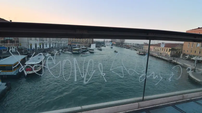 Interpress/M.Tagliapietra venezia 21.01.2016.- Scritte sul Ponte di Calatrava.