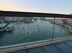 Interpress/M.Tagliapietra venezia 21.01.2016.- Scritte sul Ponte di Calatrava.