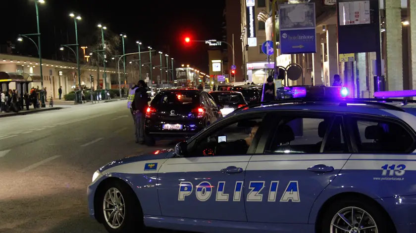 Pattuglie di polizia impegnate in controlli (foto d'archivio)