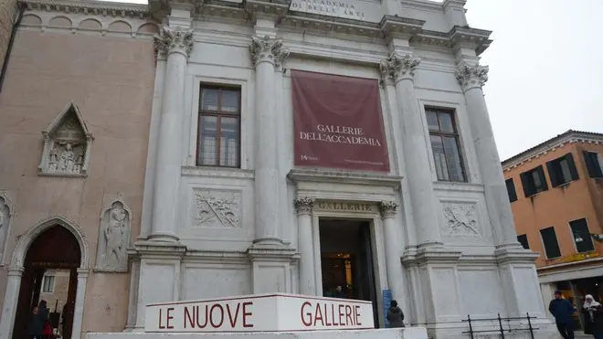 Interpress/M.Tagliapietra Venezia 11.01.2014.- Basamento in cemento per la gru davanti alle Gallerie dell'Accademia.